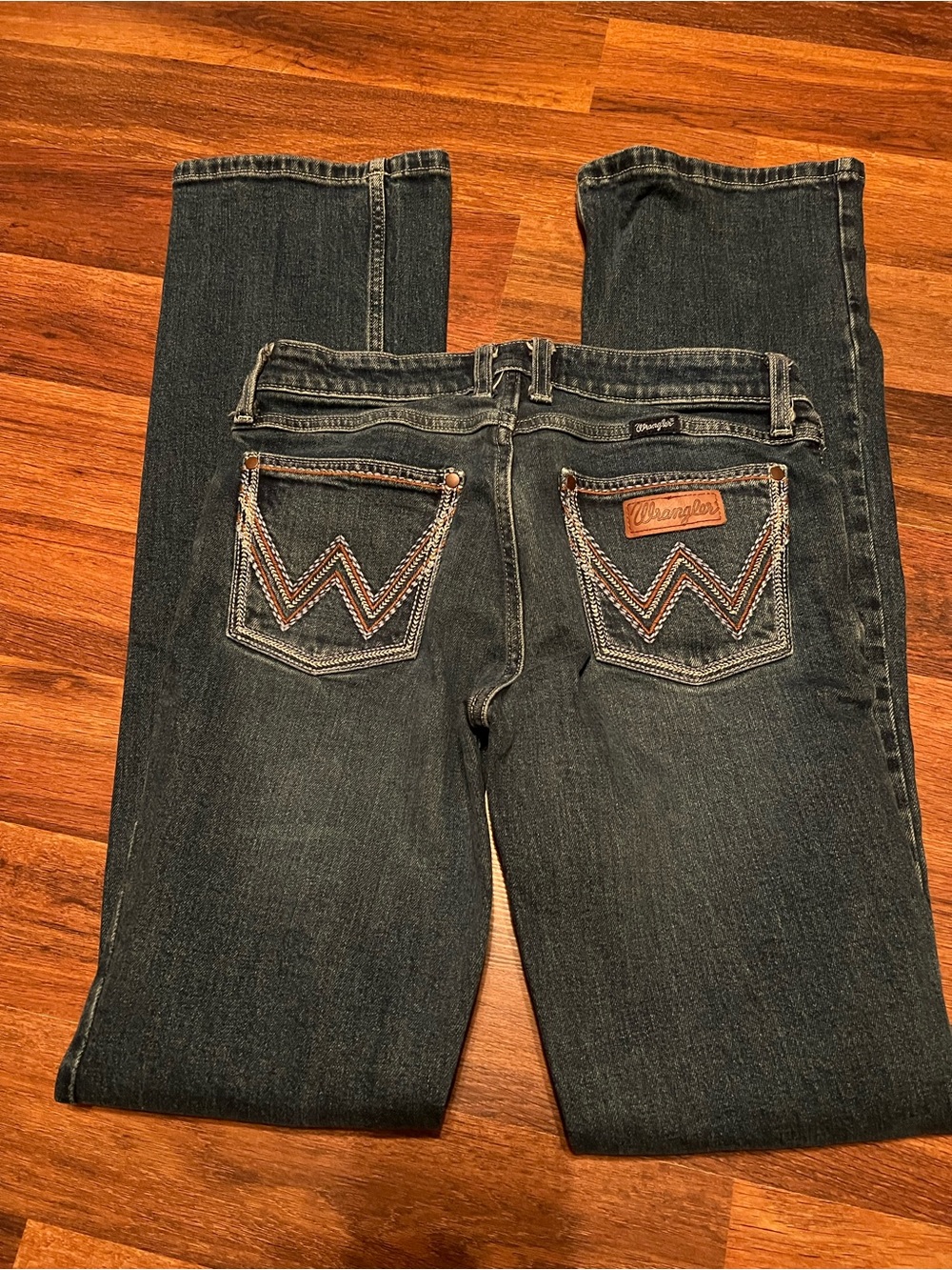 Women’s Wrangler Dark Blue Denim Jeans with Contrast Pocket Stitching.  27x36
